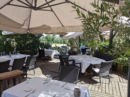 Se sirven almuerzos, cenas y cocina francesa