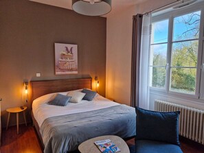 Free WiFi, bed sheets - Hotel Restaurant Le Bosquet (Les Ponts-de-Ce)