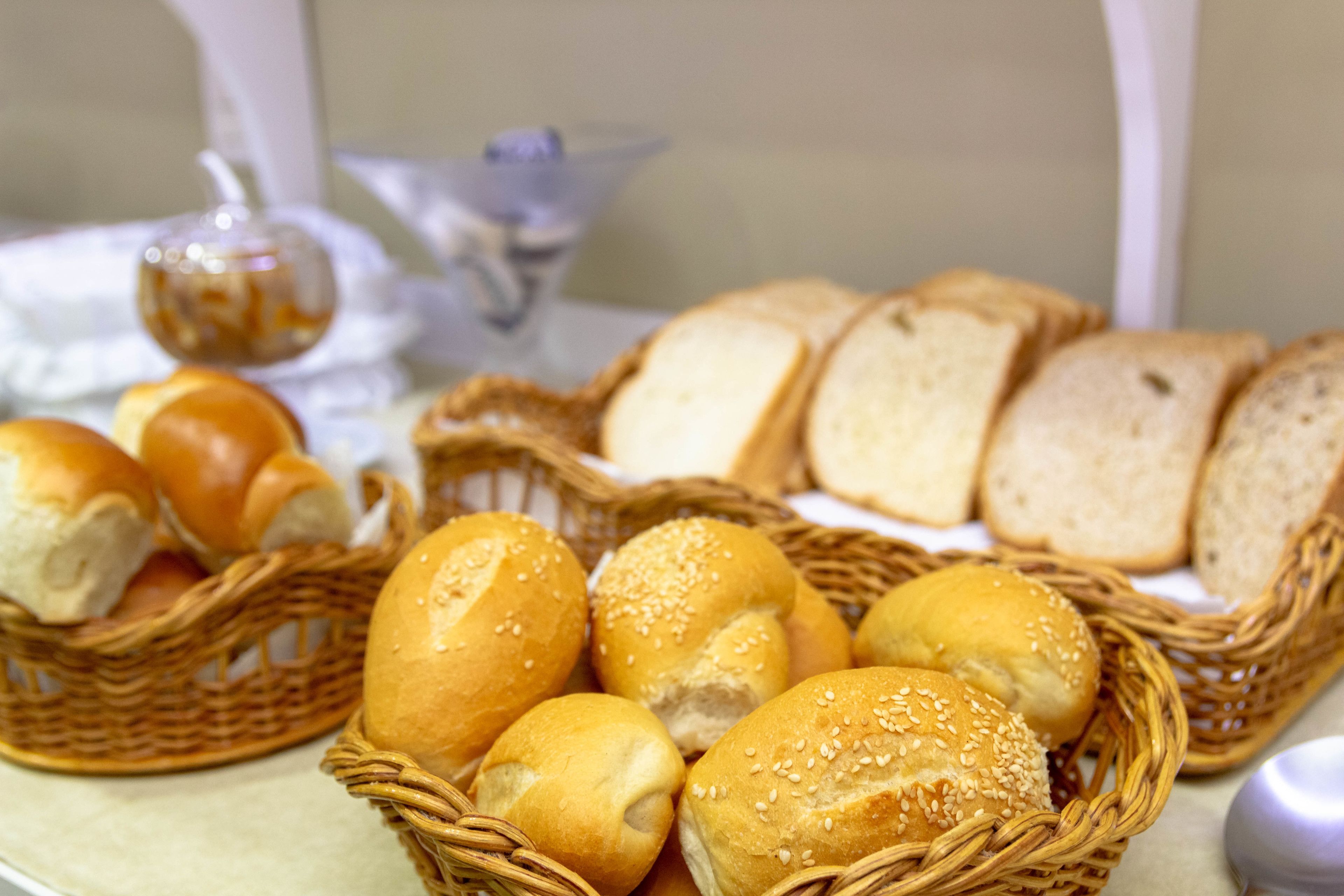 Une table avec des paniers de pain et de petits pains.