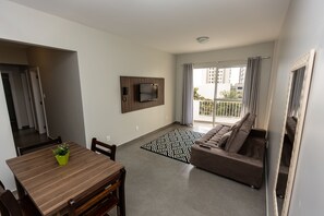 Deluxe Apartment | Living area | 32-inch flat-screen TV with cable channels, TV - Hotel do Bosque (Balneário Camboriú)