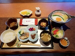 Se ofrece un desayuno completo (1980 JPY por persona)