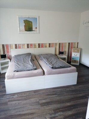 Ropa de cama hipoalergénica, muebles diferentes y escritorio 