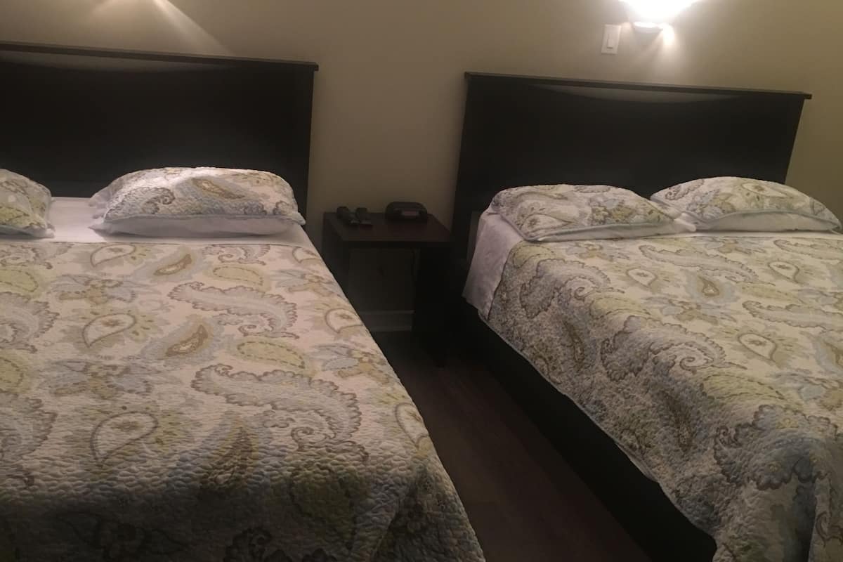 Escritorio, tabla de planchar con plancha, wifi gratis y ropa de cama