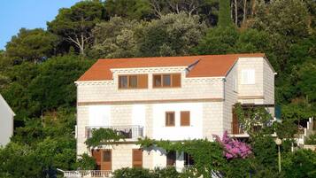 Vista frontal de la propiedad