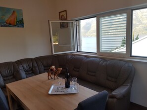 Deluxe Apartment | Living area | Flat-screen TV