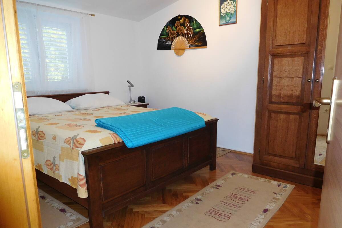 Penthouse, 2 slaapkamers, balkon, uitzicht op zee | 2 slaapkamers, een bureau, geluiddichte muren