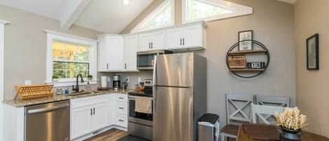 ثلاجة، ميكروويف، فرن، موقد طهي مسطح