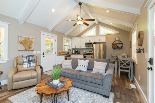 Soul Sister- Creek View, WiFi, Firepit, WiFi, Hiking, 4 mins to Natural Bridge