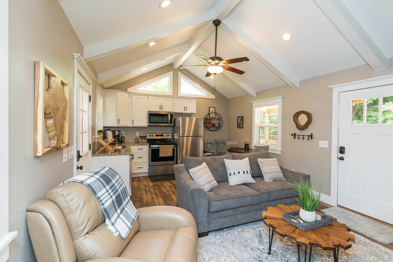 Smart TV, chimenea y libros 