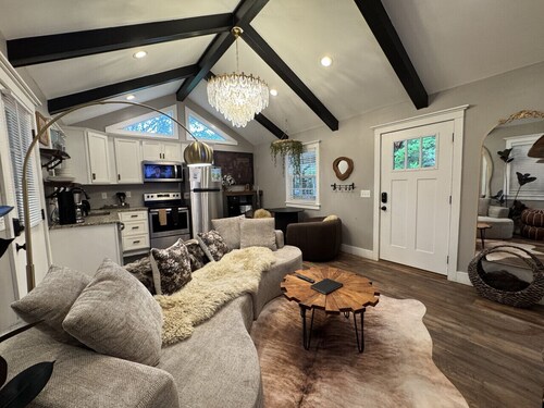 Soul Sister- Creek View, WiFi, Firepit, WiFi, Hiking, 4 mins to Natural Bridge