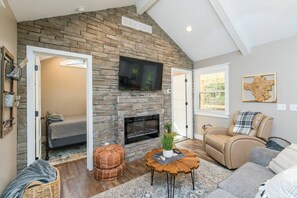 1 bedroom, desk, free WiFi, bed sheets - WiFi & Waterfront - Soul Sister Red River Gorge KY (Campton)