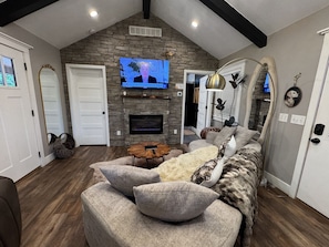 Una Smart TV, una chimenea