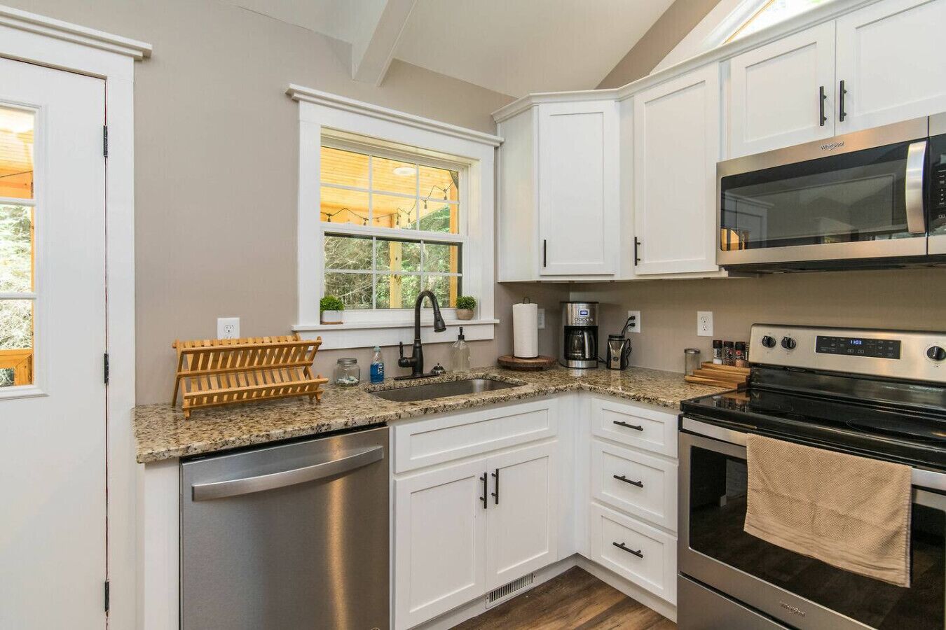 Frigorifero, microonde, forno, piano cottura