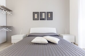 Habitación triple, balcón | Cunas gratuitas, wifi gratis, ropa de cama
