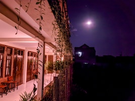 Fachada de la propiedad por la tarde o noche