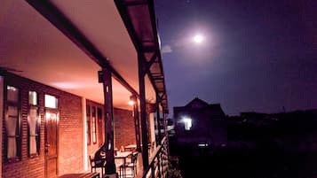 Bagian depan properti - sore/malam
