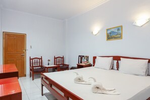 Standard Room | Free WiFi, bed sheets - Hotel Mustika Sari (Makassar)