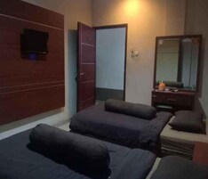 Escritorio, wifi gratis y ropa de cama 