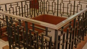 A model of a room with a geometric patterned railing and a central square platform. - Happy Inn Hotel (Kendari)