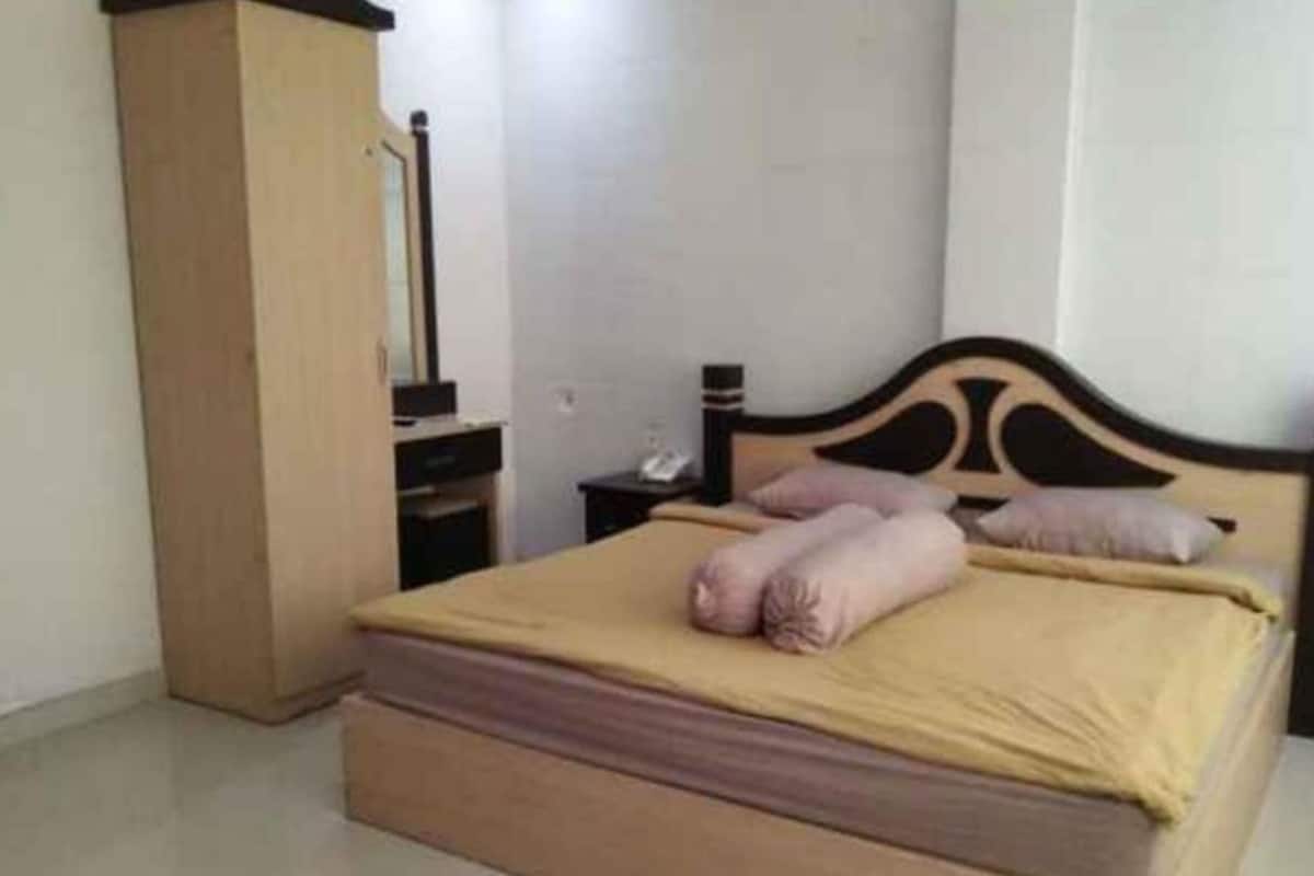Escritorio, wifi gratis y ropa de cama