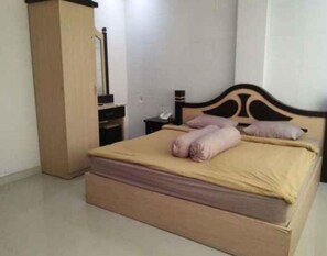 Desk, free WiFi, bed sheets - Happy Inn Hotel (Kendari)