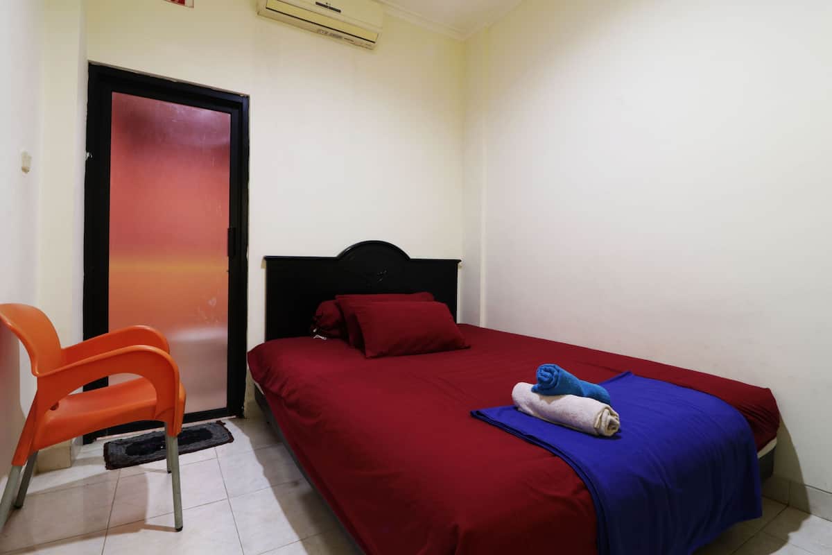 WiFi (free), bed sheets