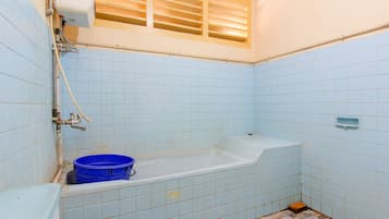 Deluxe Triple Room | Bathroom | Shower, towels
