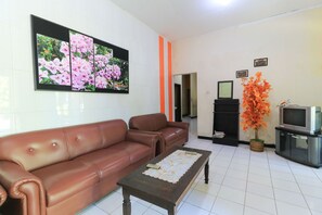 12-inch plasma TV with satellite channels, TV - Wisma Bougenville (Surabaya)