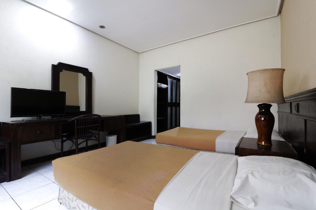 Desk, WiFi (free), bed sheets