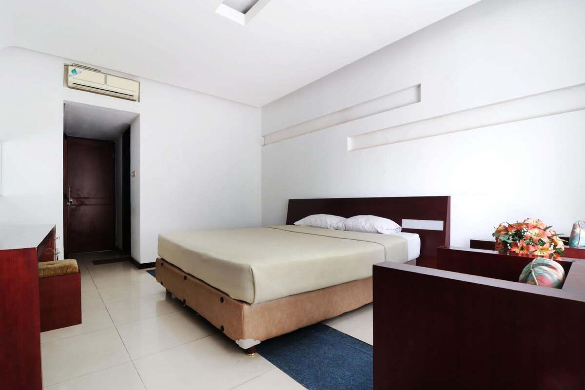 Desk, WiFi (free), bed sheets