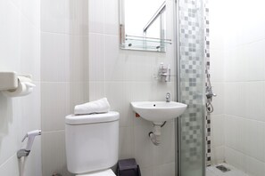 Superior kamer | Badkamer | Een douche, handdoeken