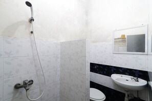 Shower, towels - Rumah Kakak Guesthouse - Hostel (Bandung)