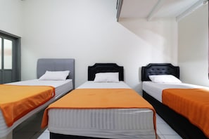 Standard Triple Room | Free WiFi - Rumah Kakak Guesthouse - Hostel (Bandung)