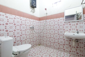 Standard Triple Room | Bathroom | Shower, towels
