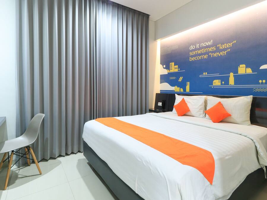 Desk, free WiFi, bed sheets
