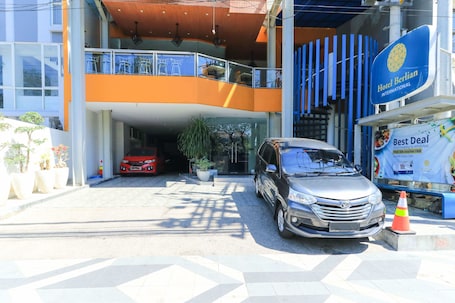 Property entrance. Hotel Berlian International