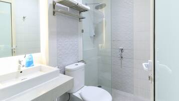 Deluxe Room | Bathroom | Shower, towels