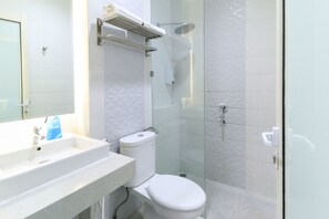 Deluxe Room | Bathroom | Shower, towels - Hotel Berlian International (Surabaya)