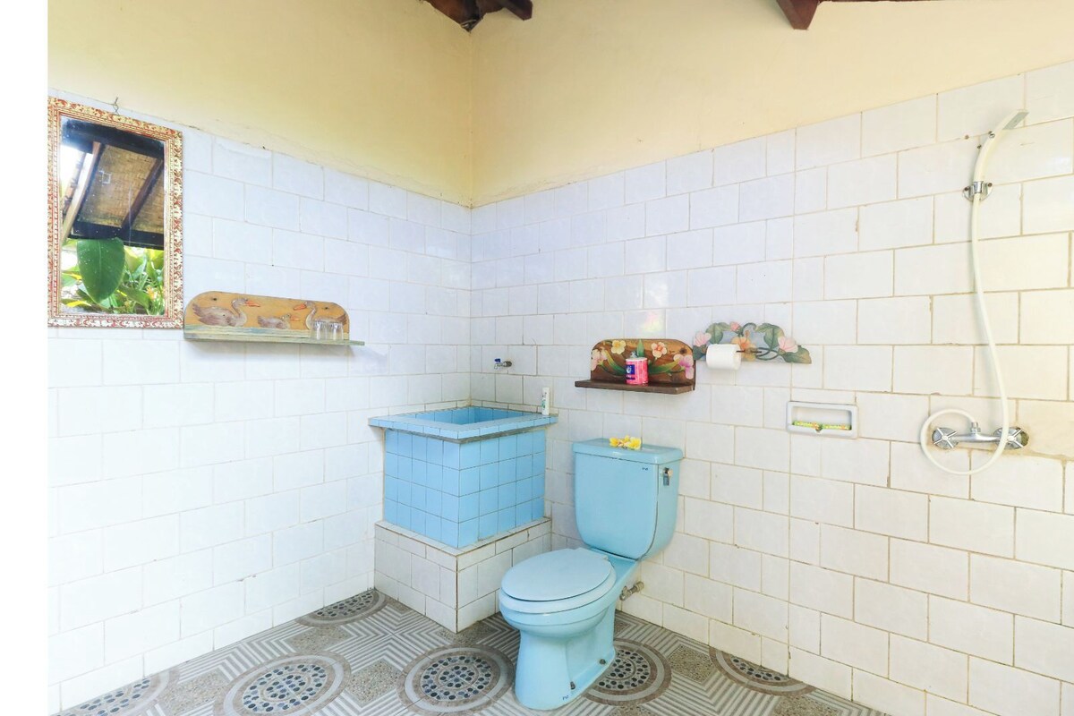 Un baño pequeño con inodoro, lavamanos y ducha.