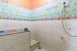 A bathroom with a shower, toilet, and sink. - Homestay Pelangi Batu (Batu)
