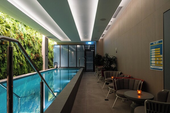Indoor pool - Vibe Hotel Melbourne (Melbourne)
