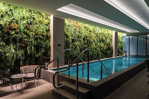 Indoor pool - Vibe Hotel Melbourne (Melbourne)