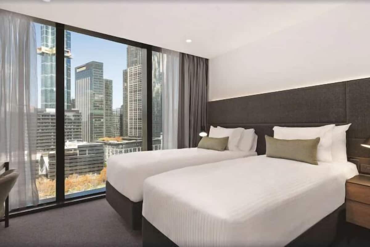 Surmatelas, minibar, coffres-forts dans les chambres, bureau