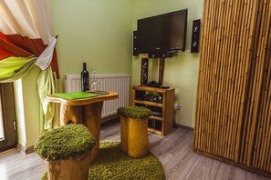 Habitación doble | Área de sala de estar | Televisión de pantalla plana y reproductor de DVD 