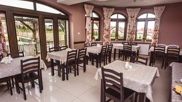 Daily full breakfast (PLN 24 per person)