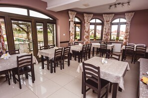 每日供應全套早餐 (每人 PLN24)