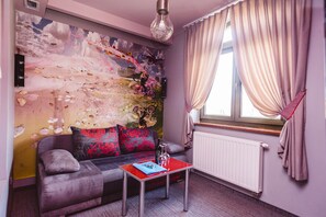 Quadruple Room | Living room | Flat-screen TV, DVD player - Pensjonat Kolory Świata (Solec-Zdroj)