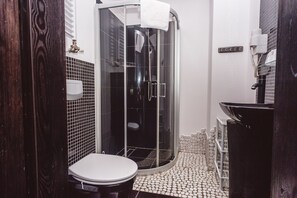Triple Room | Bathroom | Shower, hair dryer, towels - Pensjonat Kolory Świata (Solec-Zdroj)