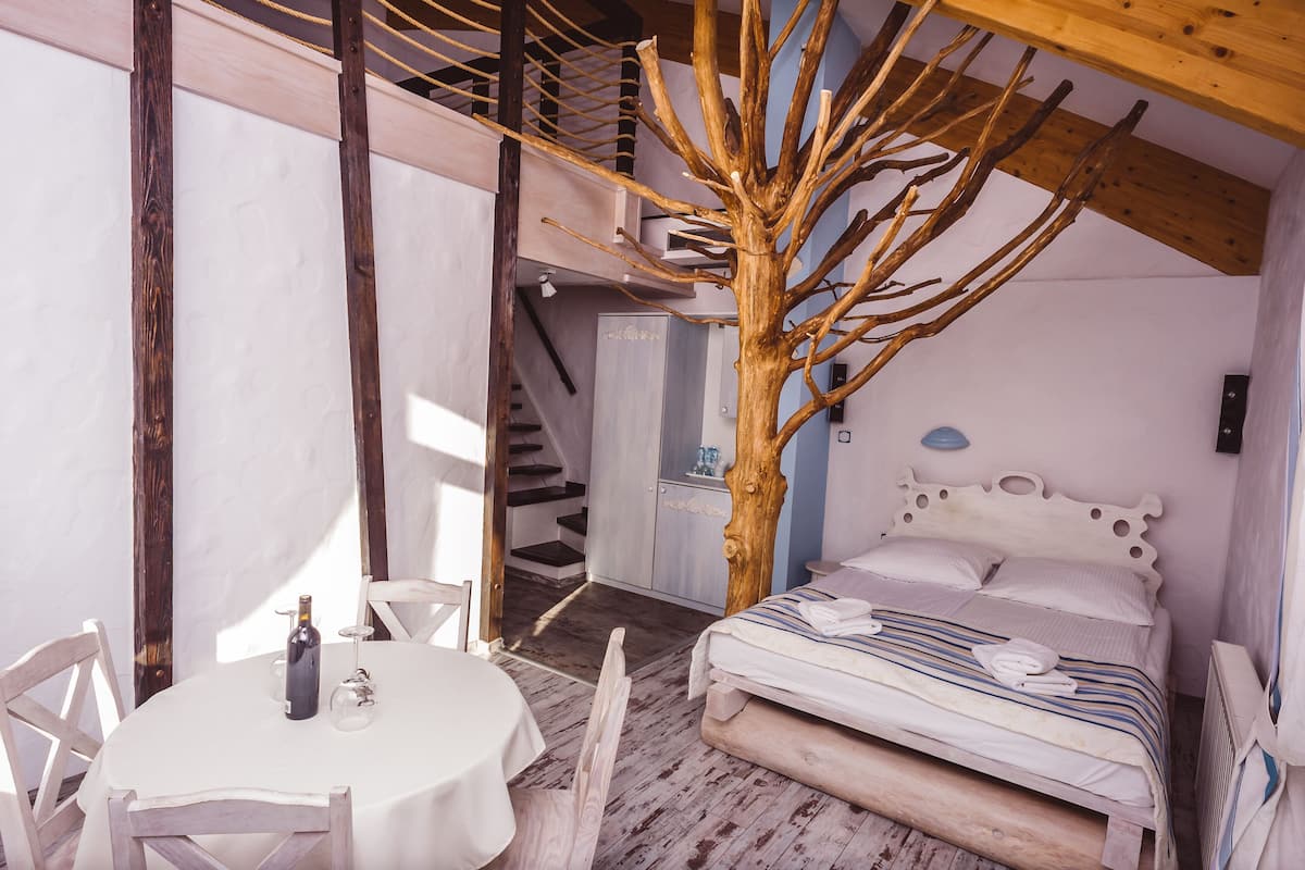 Habitación cuádruple | Escritorio, wifi gratis, decoración personalizada y muebles diferentes 