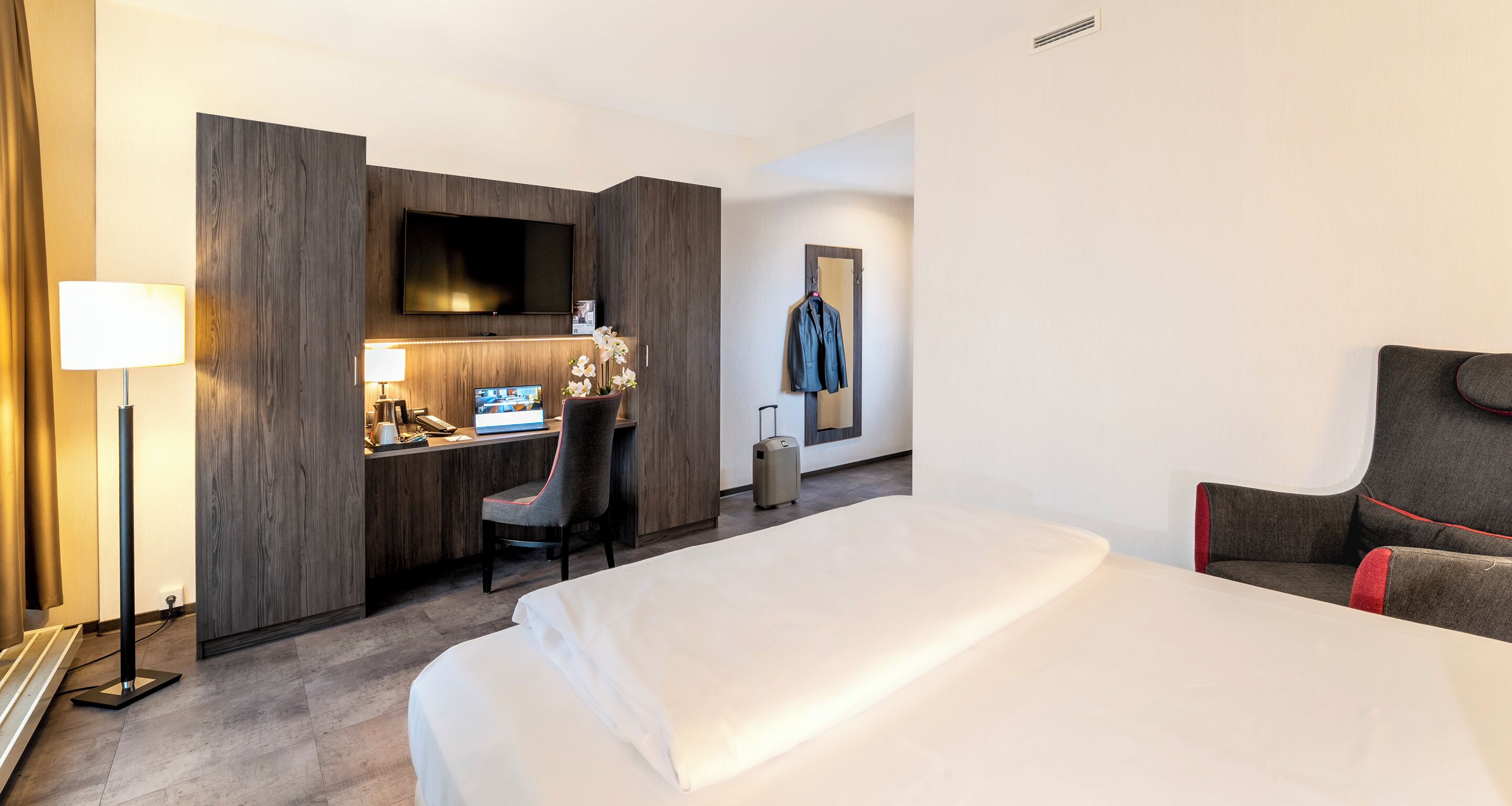 Komfort Superior | Safe på rommet, skrivebord og skrivebord for bærbar PC